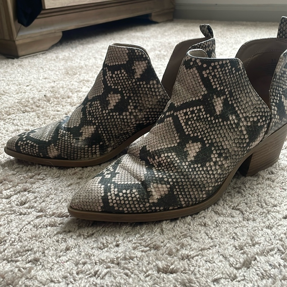 Universal thread animal print bootie size 11